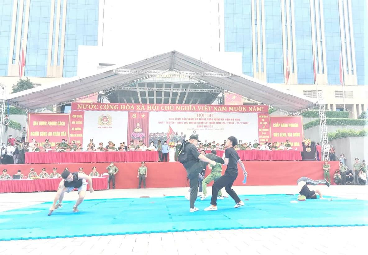 Cảnh sát bị các đối tượng tấn công