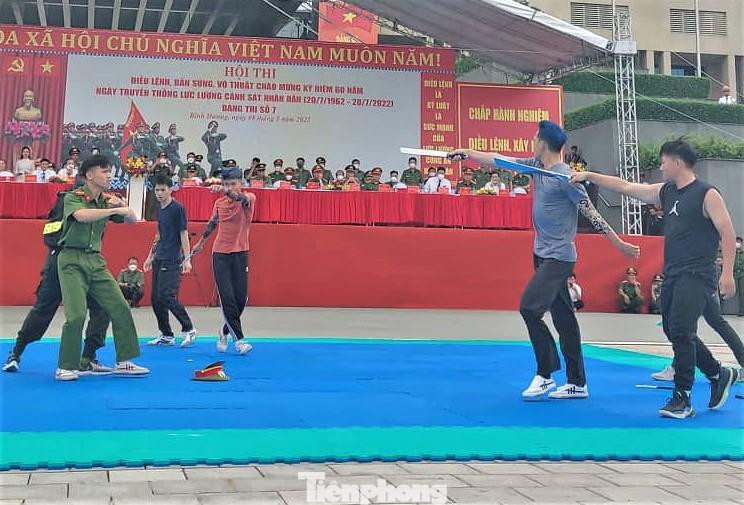 Đối tượng có vũ khí tấn công cảnh sát