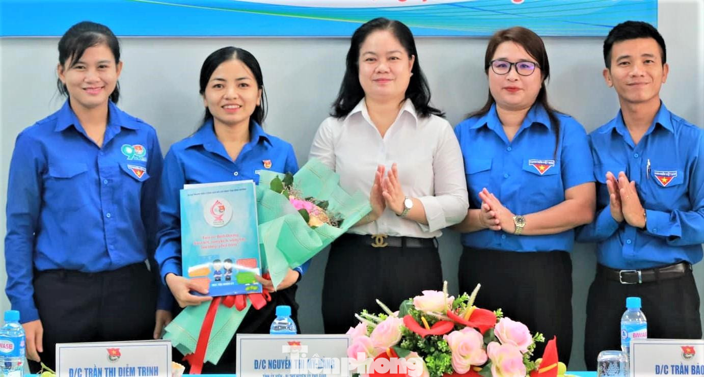 Chị Nguyễn Thị Minh Hằng (thứ 2 từ trái sang) được bổ nhiệm giữ chức Phó Bí thư Huyện Đoàn Phú Giáo Chị Nguyễn Thị Minh Hằng (thứ 2 từ trái sang) được bổ nhiệm giữ chức Phó Bí thư Huyện Đoàn Phú Giáo