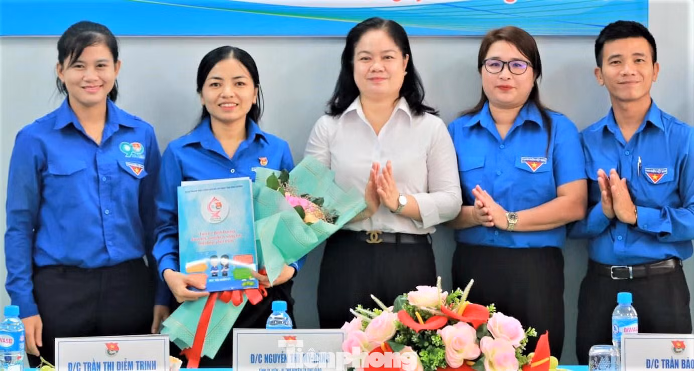 Chị Nguyễn Thị Minh Hằng (thứ 2 từ trái sang) được bổ nhiệm giữ chức Phó Bí thư Huyện Đoàn Phú Giáo Chị Nguyễn Thị Minh Hằng (thứ 2 từ trái sang) được bổ nhiệm giữ chức Phó Bí thư Huyện Đoàn Phú Giáo