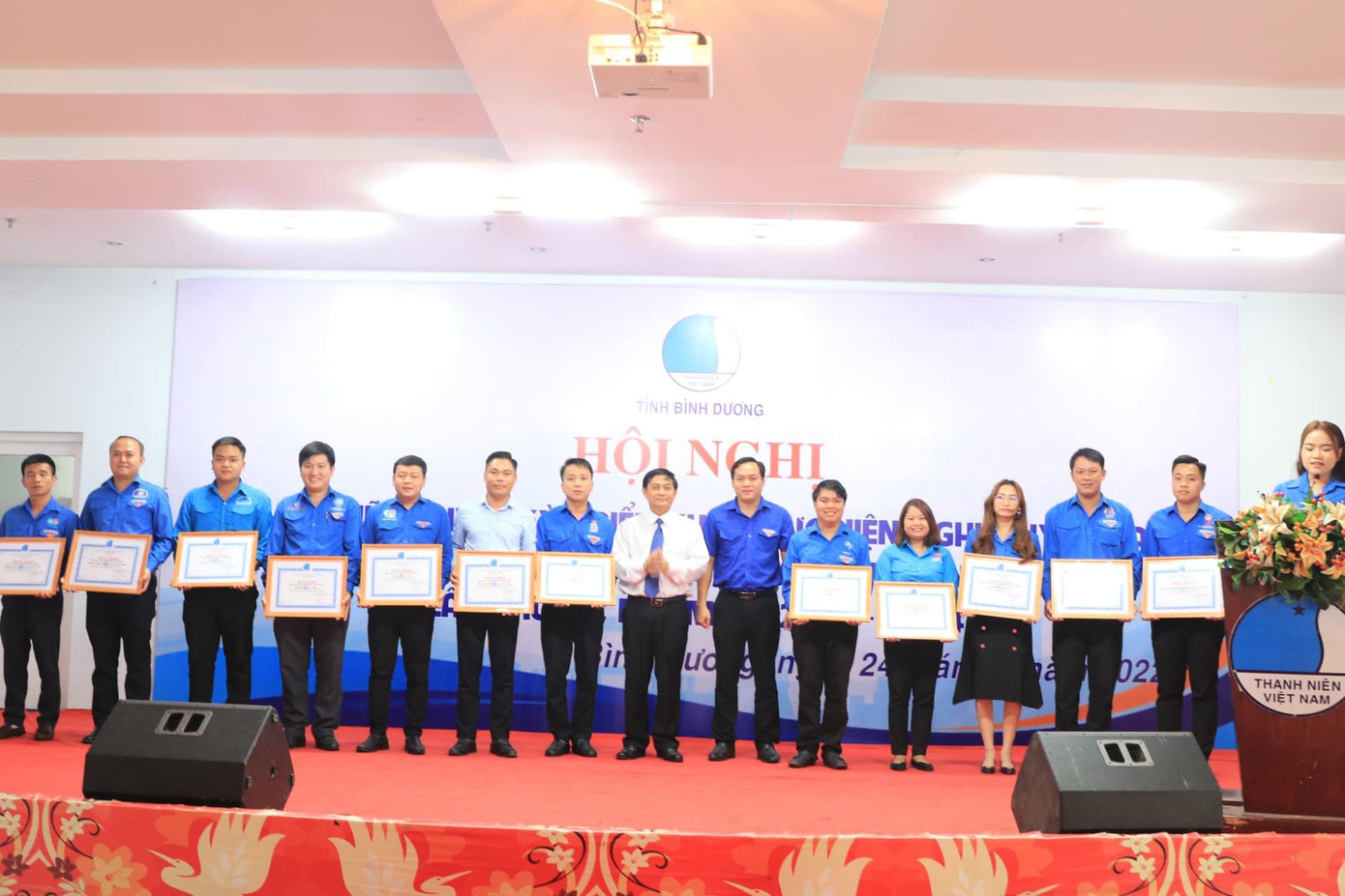 Khen thưởng cá nhân, tập thể đóng góp tích cực trong thực hiện Nghị quyết Đại hội đại biểu toàn quốc Hội LHTN Việt Nam lần thứ VIII và Nghị quyết Đại hội Đại biểu Hội LHTN Việt Nam tỉnh Bình Dương Khen thưởng cá nhân, tập thể đóng góp tích cực trong thực hiện Nghị quyết Đại hội đại biểu toàn quốc Hội LHTN Việt Nam lần thứ VIII và Nghị quyết Đại hội Đại biểu Hội LHTN Việt Nam tỉnh Bình Dương