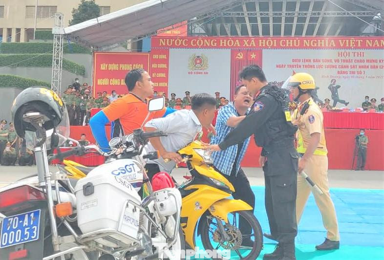 Tình huống đối tượng vi phạm giao thông có hành vi chống đối cảnh sát