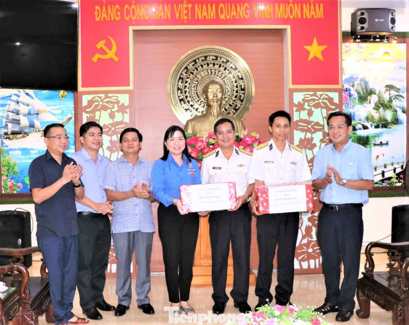 Chị Nguyễn Thị Ngọc Xuân, Bí thư Tỉnh Đoàn Bình Dương tặng quà cho Đoàn Thanh niên Bộ Tư lệnh Vùng 4 Hải quân