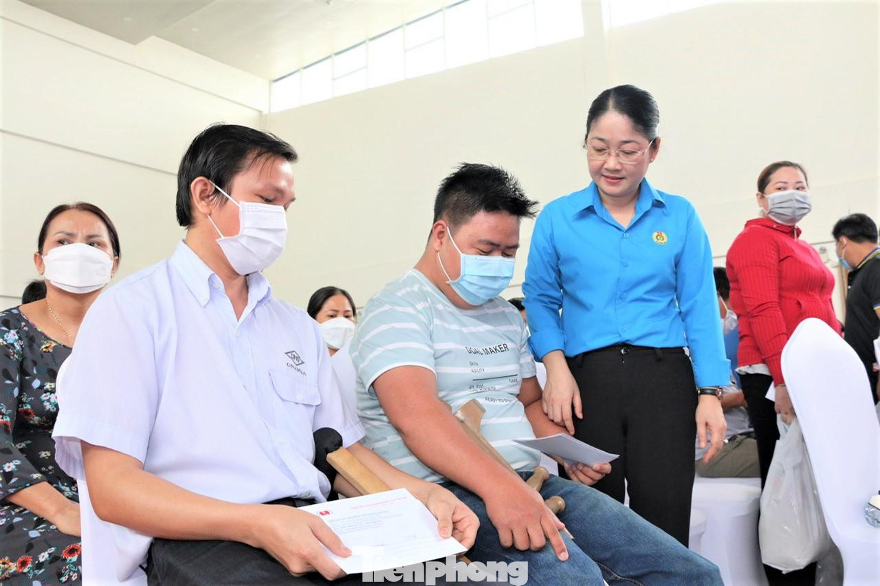 Người lao động ở Bình Dương được hỗ trợ để vượt khó