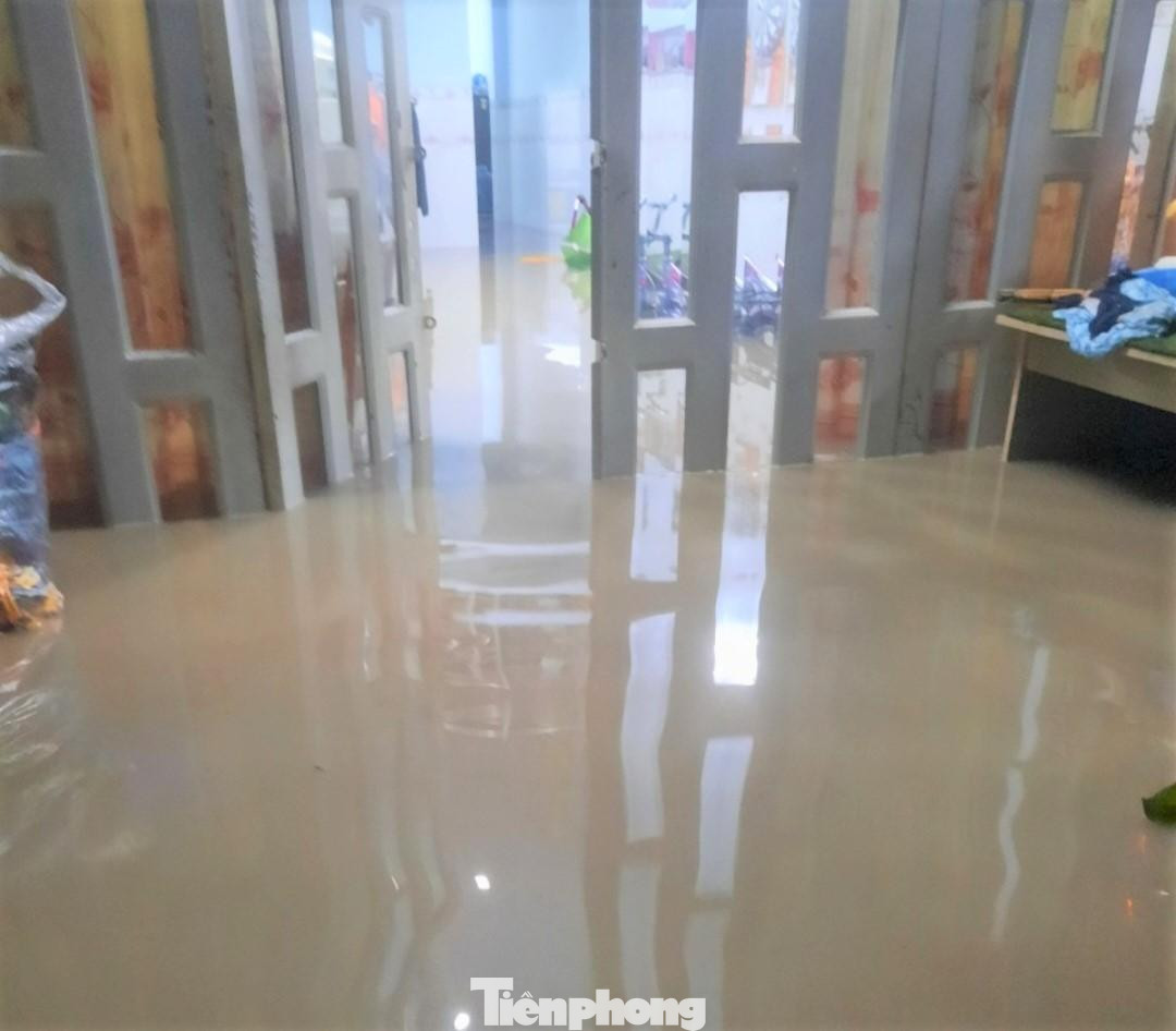 Bên cạnh đó, triển khai thực hiện 4 cống kiểm soát triều còn lại trên địa bàn TP.Thuận An với tổng kinh phí dự kiến 1.364 tỷ đồng, trong đó có cống kiểm soát triều rạch Bà Lụa - Vàm Búng, cống kiểm soát triều rạch Lái Thiêu - Vĩnh Bình. Ngoài ra, nhằm xử lý nhanh các điểm ngập, Bình Dương đã triển khai đầu tư xây dựng hệ thống trục thoát nước khu vực; dự án hệ thống tiêu nước Khu công nghiệp Sóng Thần - Đồng An và vùng phụ cận; dự án hệ thống thoát nước Dĩ An và Khu công nghiệp Tân Đông Hiệp; dự án trục thoát nước Chòm Sao - Suối Đờn chiều dài khoảng 11,5km kênh bê tông; cải tạo, nâng cấp hệ thống thoát nước Bình Hòa.