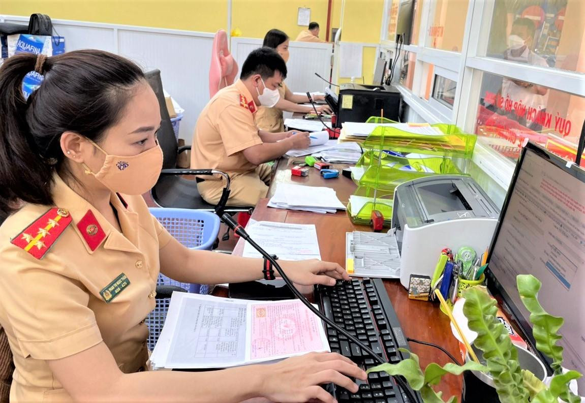 Thay vì đến phòng CSGT Công an tỉnh để đăng ký xe, từ ngày 21/5 người dân chỉ cần đến công an xã, phường, thị trấn