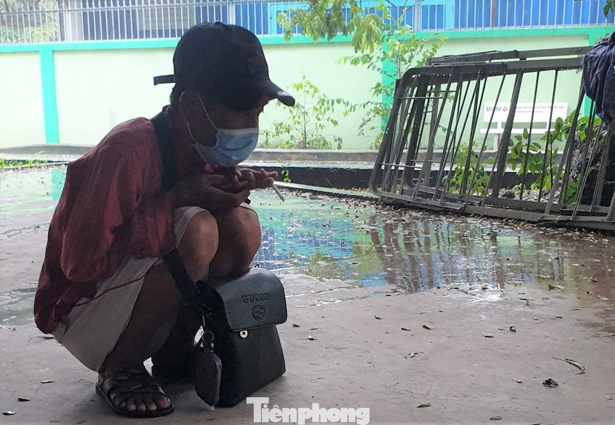 Chồng nạn nhân thất thần sau khi vợ gặp nạn Chồng nạn nhân thất thần sau khi vợ gặp nạn