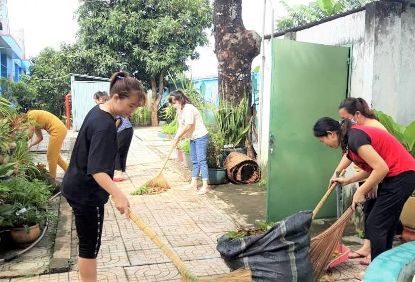 Người dân dọn vệ sinh phòng, chống dịch bệnh Người dân dọn vệ sinh phòng, chống dịch bệnh