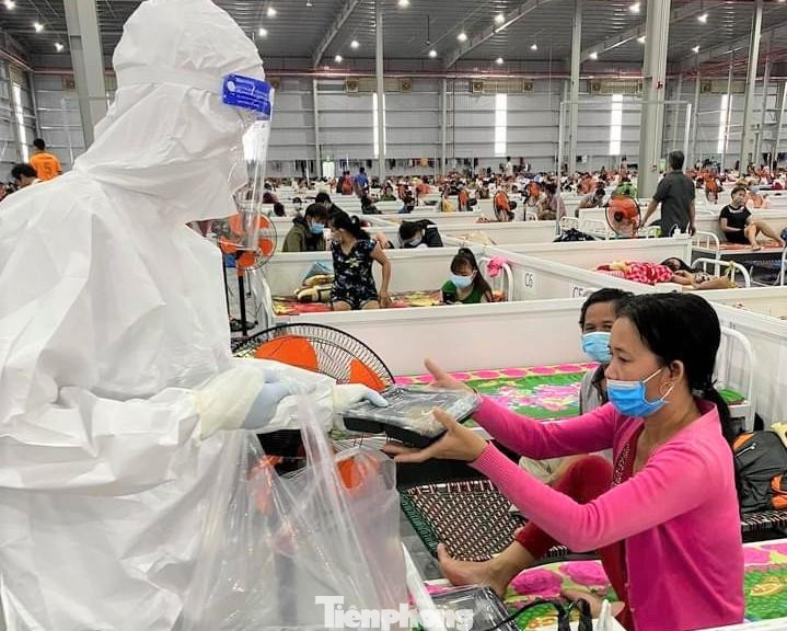 Vào thời điểm dịch bùng phát mạnh ở Bình Dương, nhân viên y tế làm việc quá sức nên nhiều người đã xin nghỉ việc