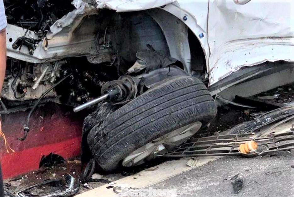 Cả 3 chiếc ô tô hư hỏng nặng sau tai nạn