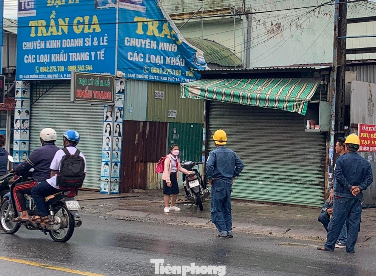 Hiện trường dây điện rơi rồi bốc cháy gần trường tiểu học khiến người dân một phen hú hồn Hiện trường dây điện rơi rồi bốc cháy gần trường tiểu học khiến người dân một phen hú hồn