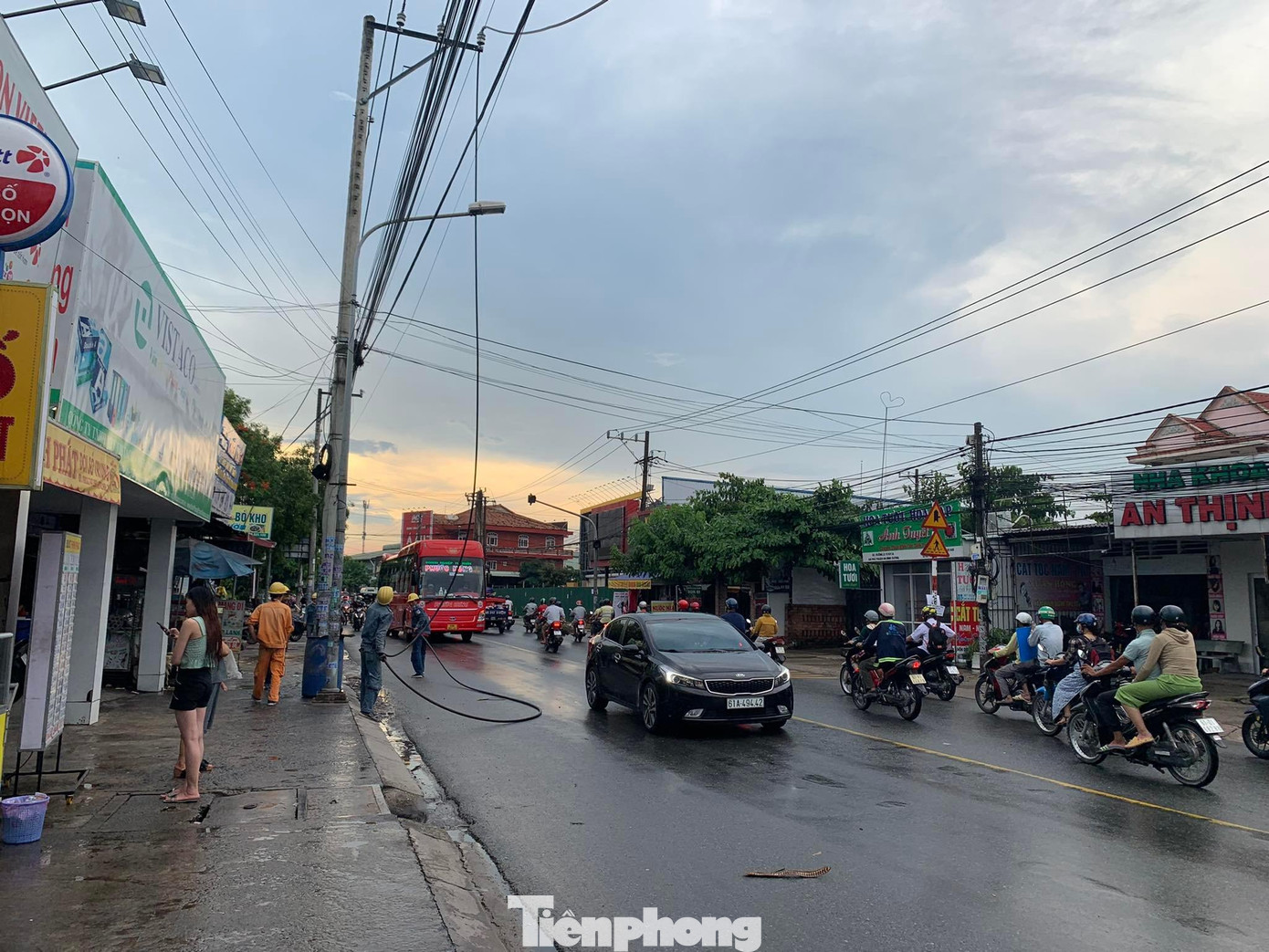 Nhân viên điện lực khắc phục sự cố Nhân viên điện lực khắc phục sự cố