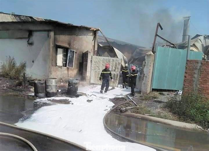 Lực lượng chức năng nỗ lực khống chế đám cháy Lực lượng chức năng nỗ lực khống chế đám cháy