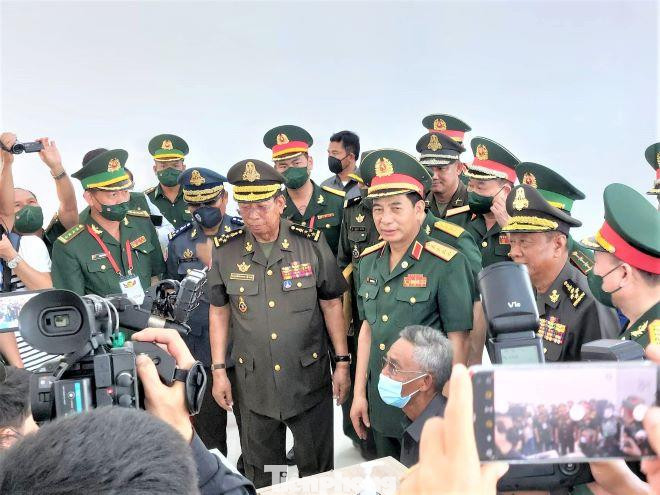 Đại tướng Phan Văn Giang và Đại tướng Samdech Pichey Sena Tea Banh thăm Trạm Y tế Quân dân y Hữu nghị Việt Nam - Campuchia