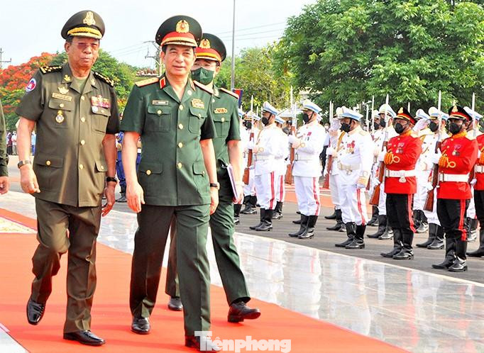 Đại tướng Phan Văn Giang và Đại tướng Samdech Pichey Sena Tea Banh dự Giao lưu hữu nghị quốc phòng biên giới Việt Nam - Campuchia lần thứ nhất