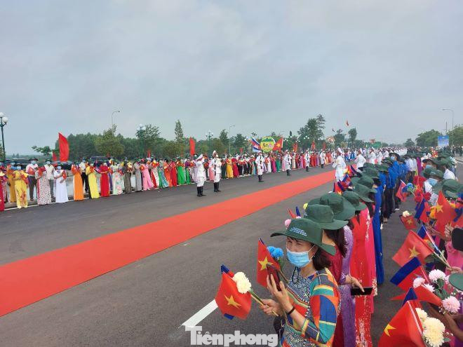 Nhân dân hai nước chào đón các đại biểu