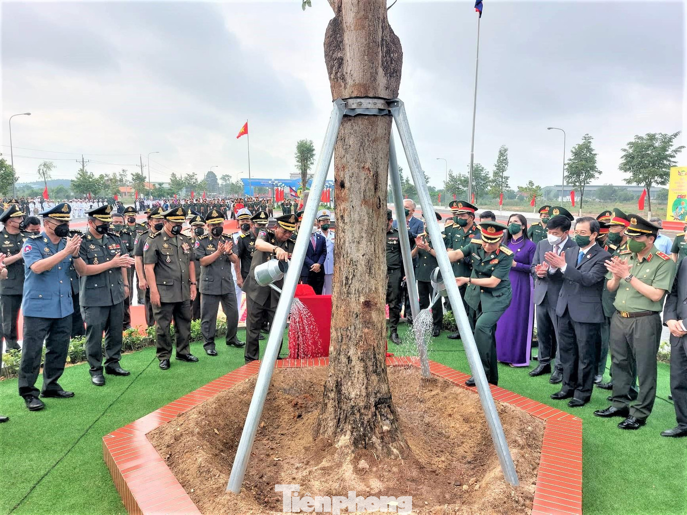 Đại tướng Phan Văn Giang và Đại tướng Samdech Pichey Sena Tea Banh trồng cây lưu niệm tại cột mốc 69