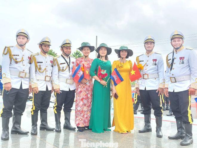 Đại biểu và nhân dân hai nước chụp ảnh lưu niệm bên cột mốc 69