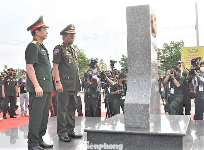 Đại tướng Phan Văn Giang và Đại tướng Samdech Pichey Sena Tea Banh chào cột mốc 69