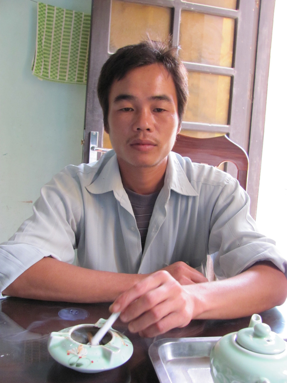 Ông Nghi đang kể chuyện với PV