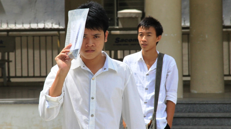 Thí sinh căng thẳng sau bài thi môn Toán. Ảnh: Nguyễn Huy