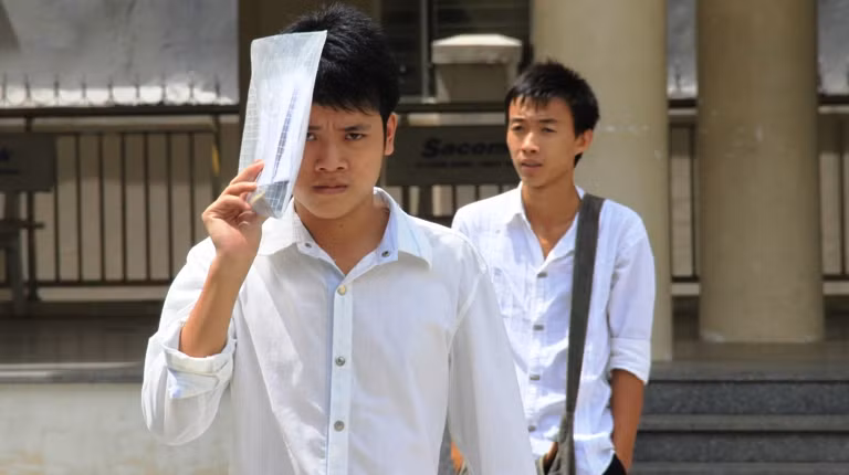 Thí sinh căng thẳng sau bài thi môn Toán. Ảnh: Nguyễn Huy