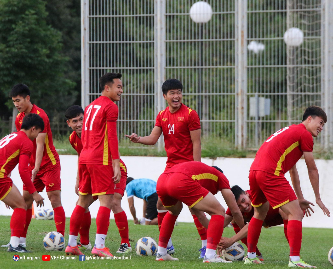 Buổi tập của Việt Nam bắt đầu lúc 19h30 (21h30 giờ Hà Nội) nhằm thích nghi với giờ thi đấu tại sân phụ số hai Bunyodkor.