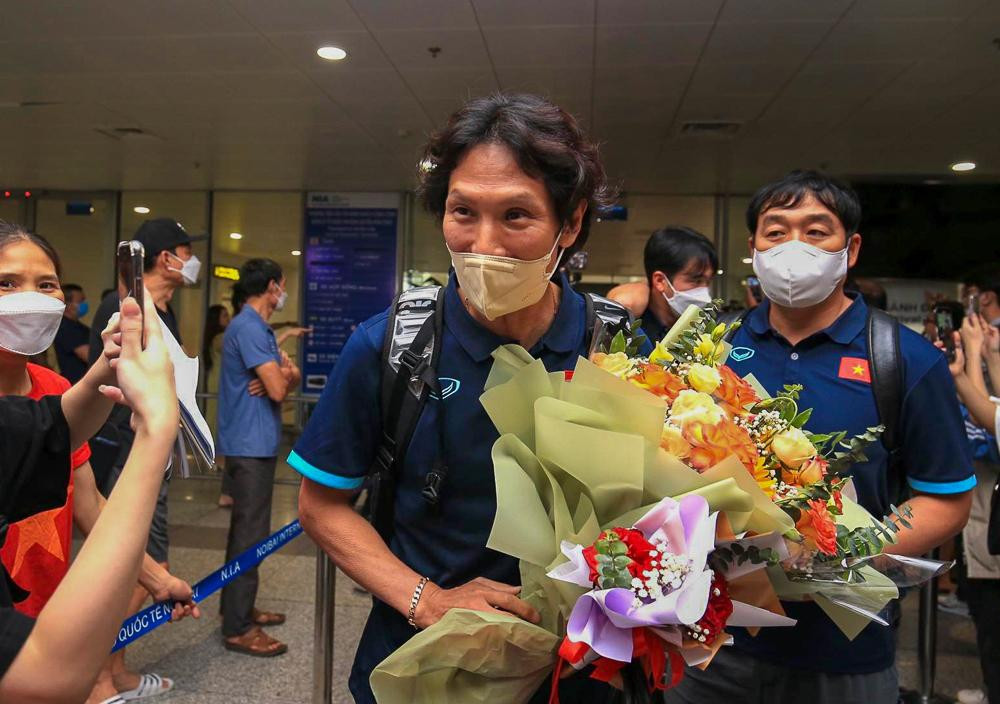 Sau cuộc hành trình dài từ Tashkent (Uzbekistan) với một chặng dừng chân chờ nối chuyến tại Istanbul (Thổ Nhĩ Kỳ), chiều 15/6, HLV Gong Oh-kyun và nhóm thành viên còn lại của ĐT U23 Việt Nam đã có mặt tại sân bay Nội Bài, Hà Nội.