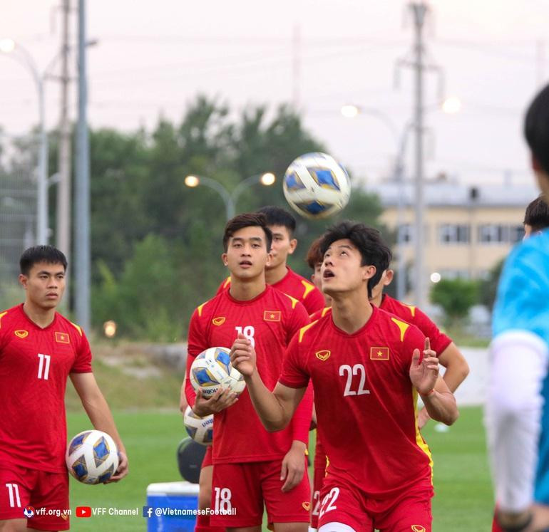 Cho đến thời điểm hiện tại, ngoại trừ thủ môn Văn Toản vẫn đang điều trị chấn thương ngón tay, HLV Gong Oh-kyun đã có trong tay đầy đủ lực lượng tốt nhất, trong đó có sự trở lại của Trần Danh Trung (số 18). Chân sút này bị đau cổ chân ở trận gặp U23 Thái Lan và đã bỏ lỡ hai trận đấu kế tiếp tại vòng bảng của U23 Việt Nam.