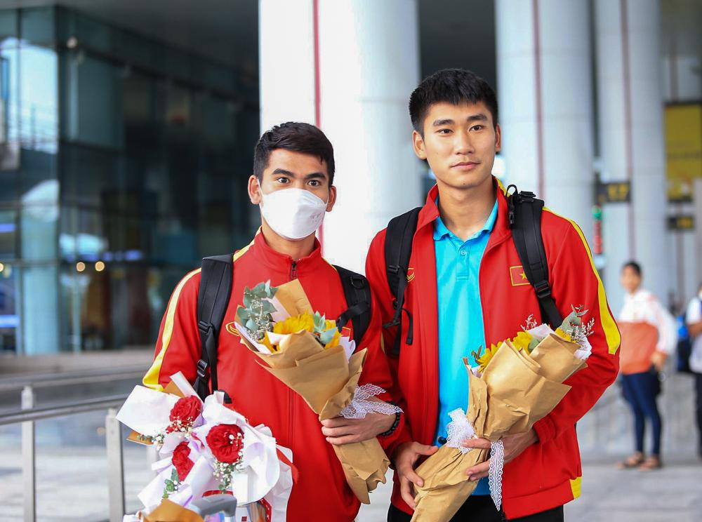 Giống như các thành viên đầu tiên đã trở về TP.HCM, nhóm cầu thủ phía bắc cũng nhận được sự chào đón nhiệt tình của người hâm mộ. Hàng trăm CĐV đã có mặt tại sân bay Nội Bài để xin chụp hình và xin chữ ký của thầy trò HLV Gong.
