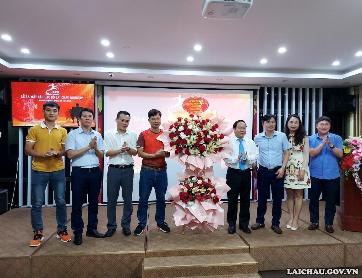 Đồng chí Tống Thanh Hải – Phó Chủ tịch Thường trực UBND tỉnh tặng hoa tại Lễ ra mắt Câu lạc bộ “Lai Châu Runners”. (Ảnh: Kim Anh) Đồng chí Tống Thanh Hải – Phó Chủ tịch Thường trực UBND tỉnh tặng hoa tại Lễ ra mắt Câu lạc bộ “Lai Châu Runners”. (Ảnh: Kim Anh)