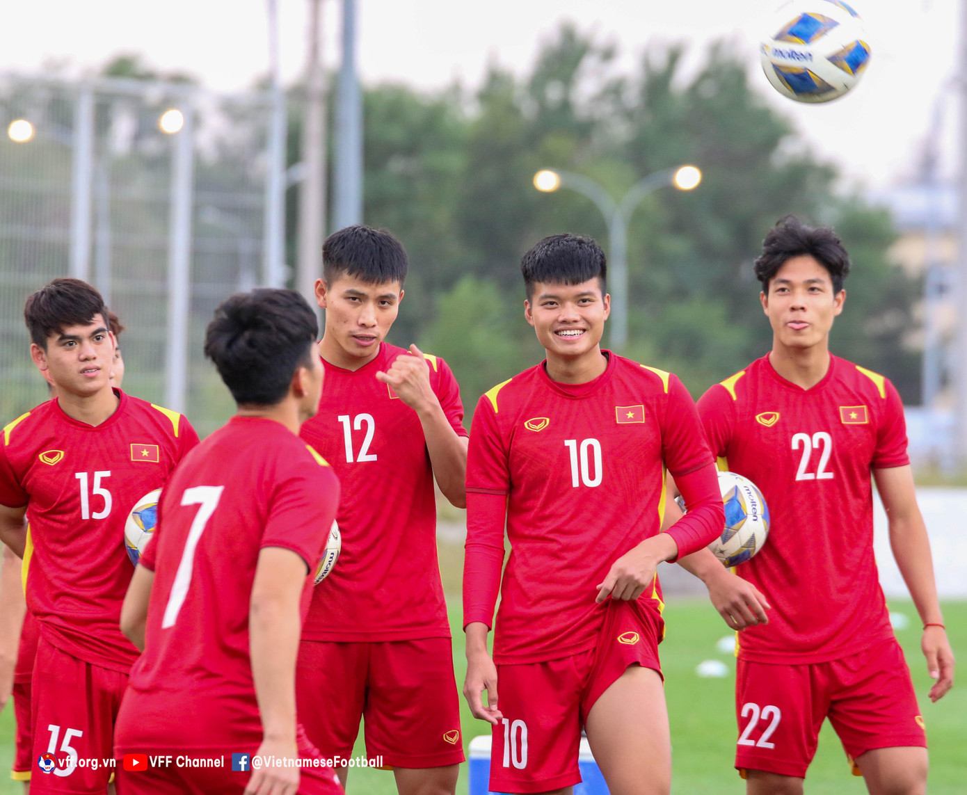 So với các trận đấu tại vòng bảng, tại tứ kết ĐT U23 Việt Nam sẽ thi đấu ở khung giờ muộn hơn, 21h giờ địa phương (23h giờ VN). Vì vậy, buổi tập của đội cũng được đẩy xuống muộn hơn, bắt đầu từ 19h30 (21h30 giờ VN) thay vì 17h30 (19h30 giờ VN) nhằm giúp các cầu thủ thích nghi với sự thay đổi này.