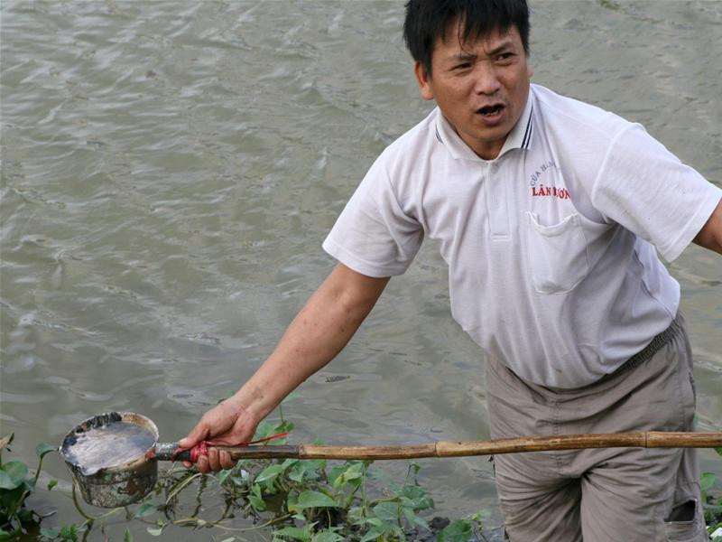 Chất thải có màu trắng giống như vôi được múc lên từ lòng sông. Ảnh Minh Đức