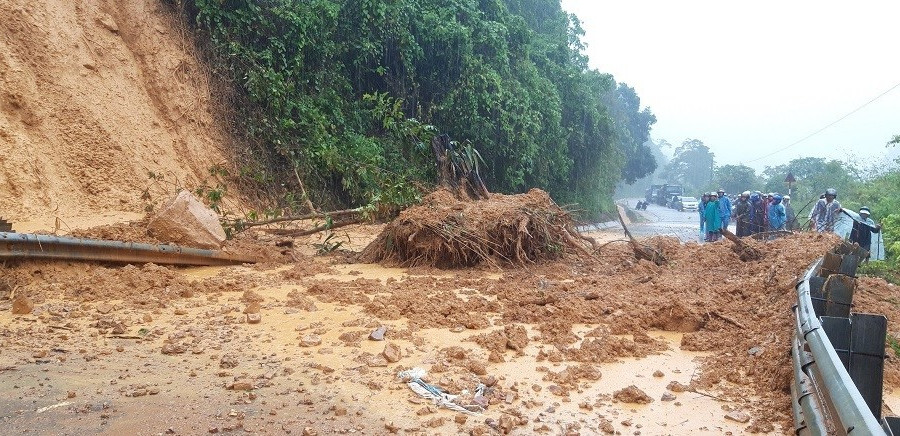 Sạt lở nghiêm trọng đường Hồ Chí Minh nhánh Tây qua Quảng Trị ảnh 1