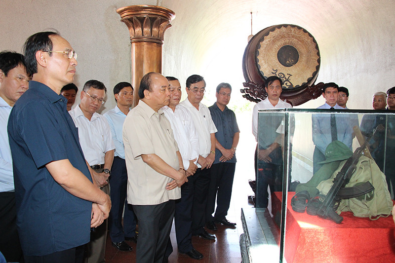 Thủ tướng Nguyễn Xuân Phúc dâng hương tại Di tích Thành cổ Quảng Trị ảnh 2