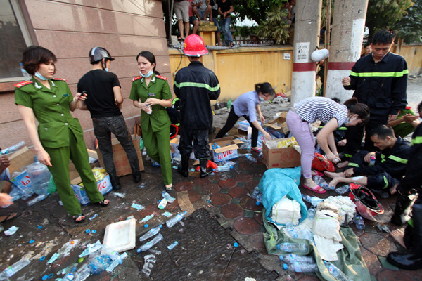 Khu vực sơ cứu dã chiến những người bị thương