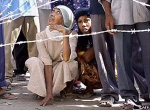 Người dân các nước bị thiên tai chờ đợi hàng cứu trợ ảnh 1