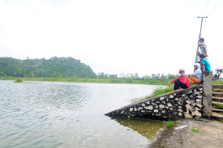 Tang thương bao trùm cả huyện Mỹ Đức. Ai nấy đều xót xa, thương tiếc các em