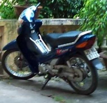 Chiếc xe máy Đức chở bà H. lên cầu Đuống để 