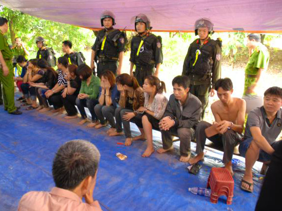 14h ngày 3/4, trên 100 cảnh sát, công an đã ập vào bắt tại chỗ 27 người có hành vi đánh bạc bằng hình thức xóc đĩa tại một sới khác cạnh bờ sông; thu giữ tại sới bạc 280 triệu đồng; thu giữ trong người các con bạc hơn 40 triệu đồng tiền mặt…