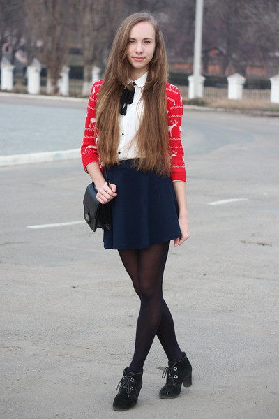 Chân váy chữ A, chân váy xếp ly mang đến một vẻ đẹp nữ tính dễ thương. Phần nơ buộc trên cổ áo hay váy là chi tiết thường thấy trong phong cách thời trang của các cô nàng nữ sinh. Blazer là item đại diện cho phong cách nữ sinh Châu Âu. Diện quần short với áo sơ mi trong ngày đi chơi cùng bạn bè.