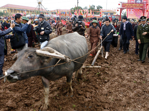chủ tịch nước trương Tấn Sang khai mở đường cày đầu tiên của xuân mới 2012 