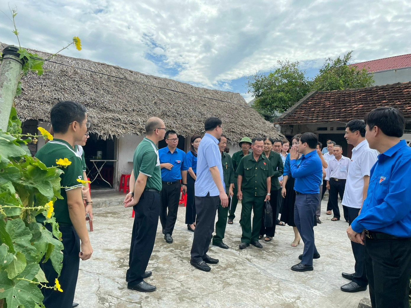 Đoàn công tác đến thăm nhà của gia đình cựu thanh niên xung phong Bùi Thị Hải