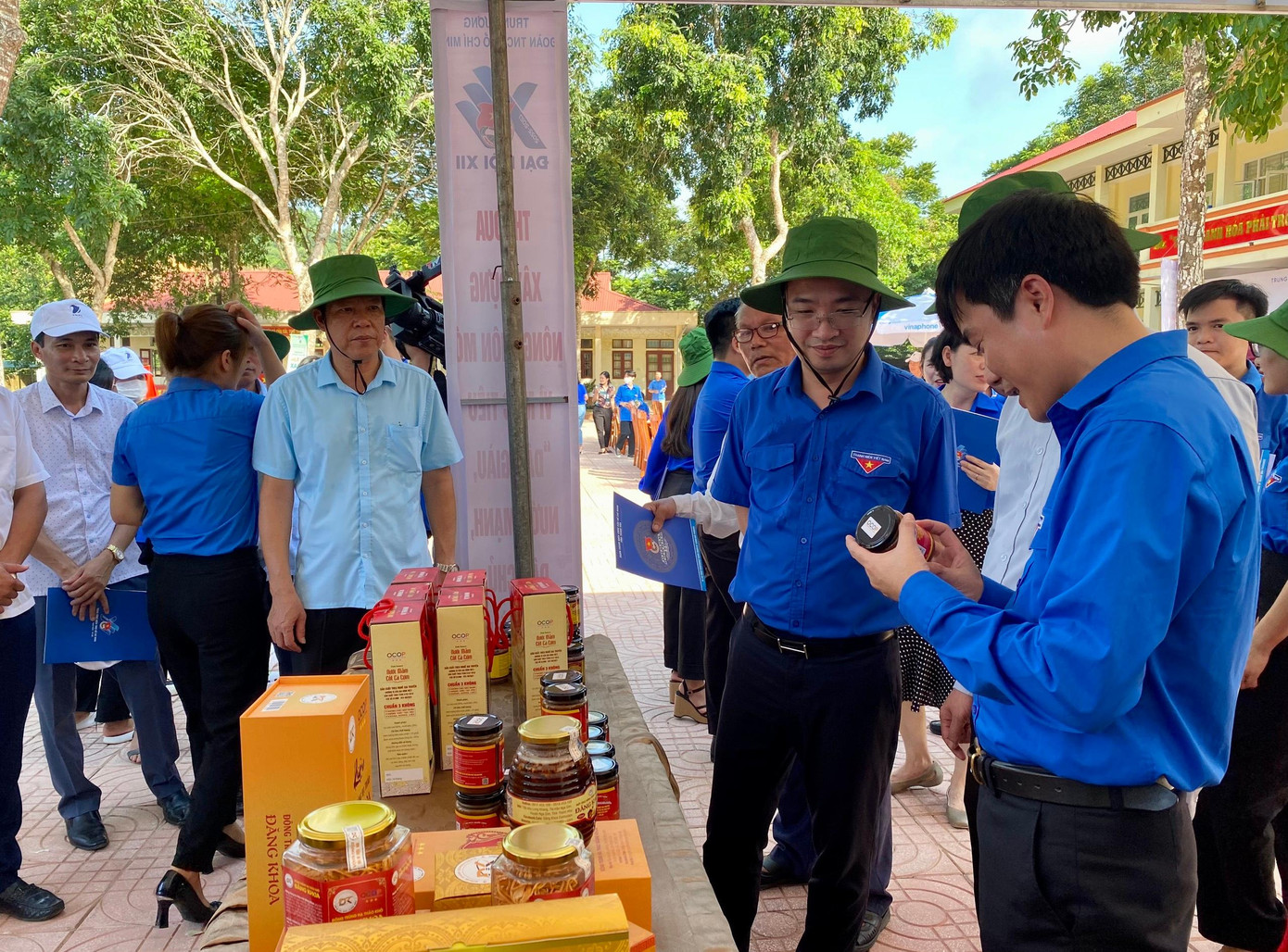 Bí thư Trung ương Đoàn Nguyễn Tường Lâm cùng đoàn công tác thăm gian hàng nông nghiệp số