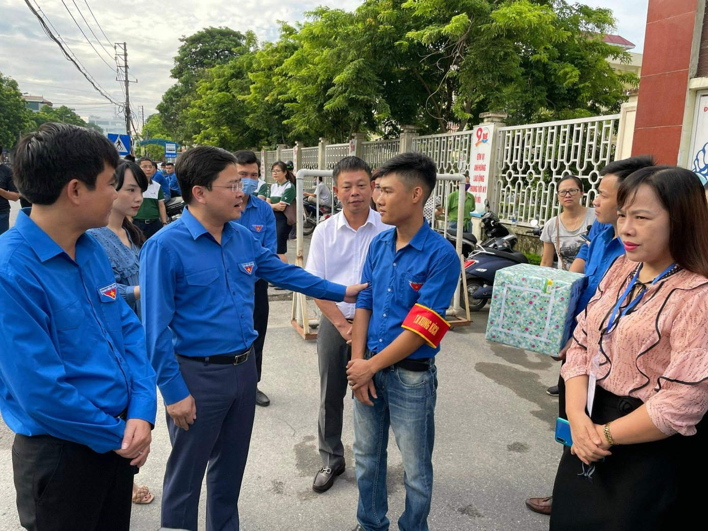 Anh Nguyễn Anh Tuấn căn dặn lực lượng tình nguyện hoàn thành tốt nhiệm vụ, tuân thủ quy định của Hội đồng thi tại Trường THPT chuyên Lam Sơn.