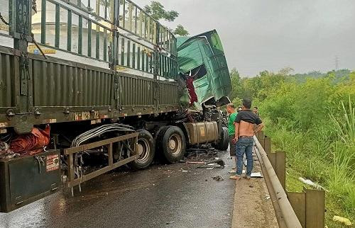 Đầu của 2 phương tiện va chạm nhau bị hư hỏng nặng