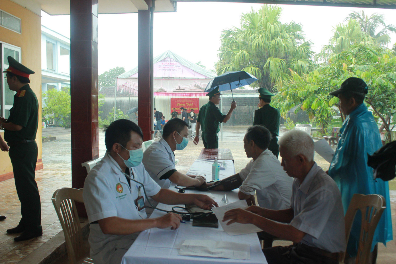 Các y, bác sĩ khám, tư vấn sức khoẻ cho các thương, bệnh binh, thân nhân gia đình chính sách