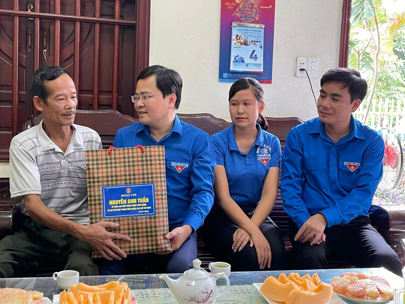 Anh Nguyễn Anh Tuấn, Bí thư thứ nhất T.Ư Đoàn thăm, tặng quà cho thương binh Lê Đình Bút