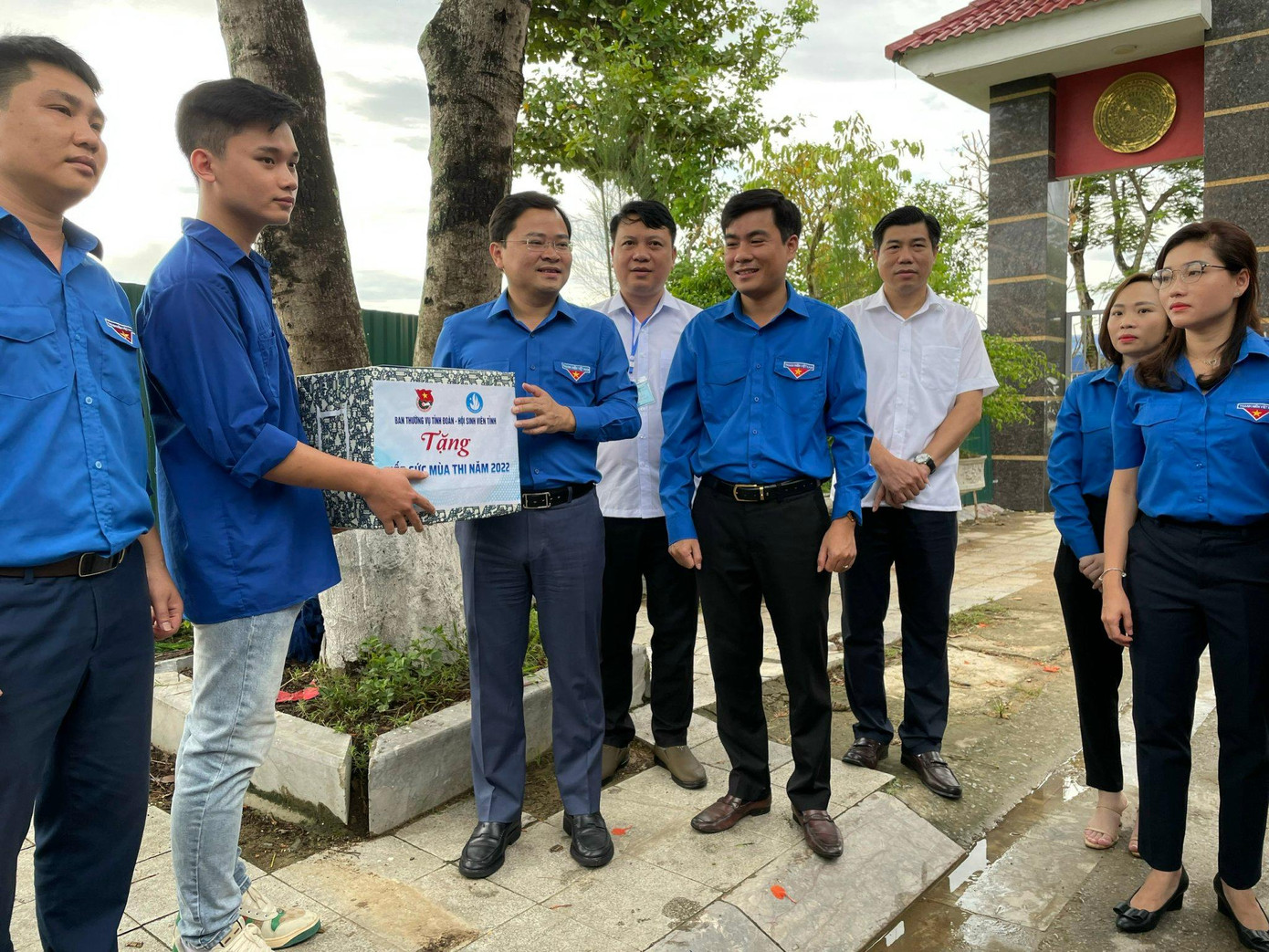 Anh Nguyễn Anh Tuấn thăm hỏi, động viên, tặng quà cho lực lượng thanh niên tình nguyện tại điểm thi của Trường THPT Đông Sơn 1, huyện Đông Sơn.