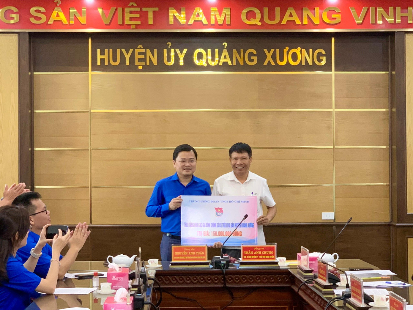 Anh Nguyễn Anh Tuấn trao 150 triệu đồng để huyện Quảng Xương trao tặng cho các gia đình chính sách, gia đình cựu thanh niên xung phong có hoàn cảnh khó khăn trên địa bàn.